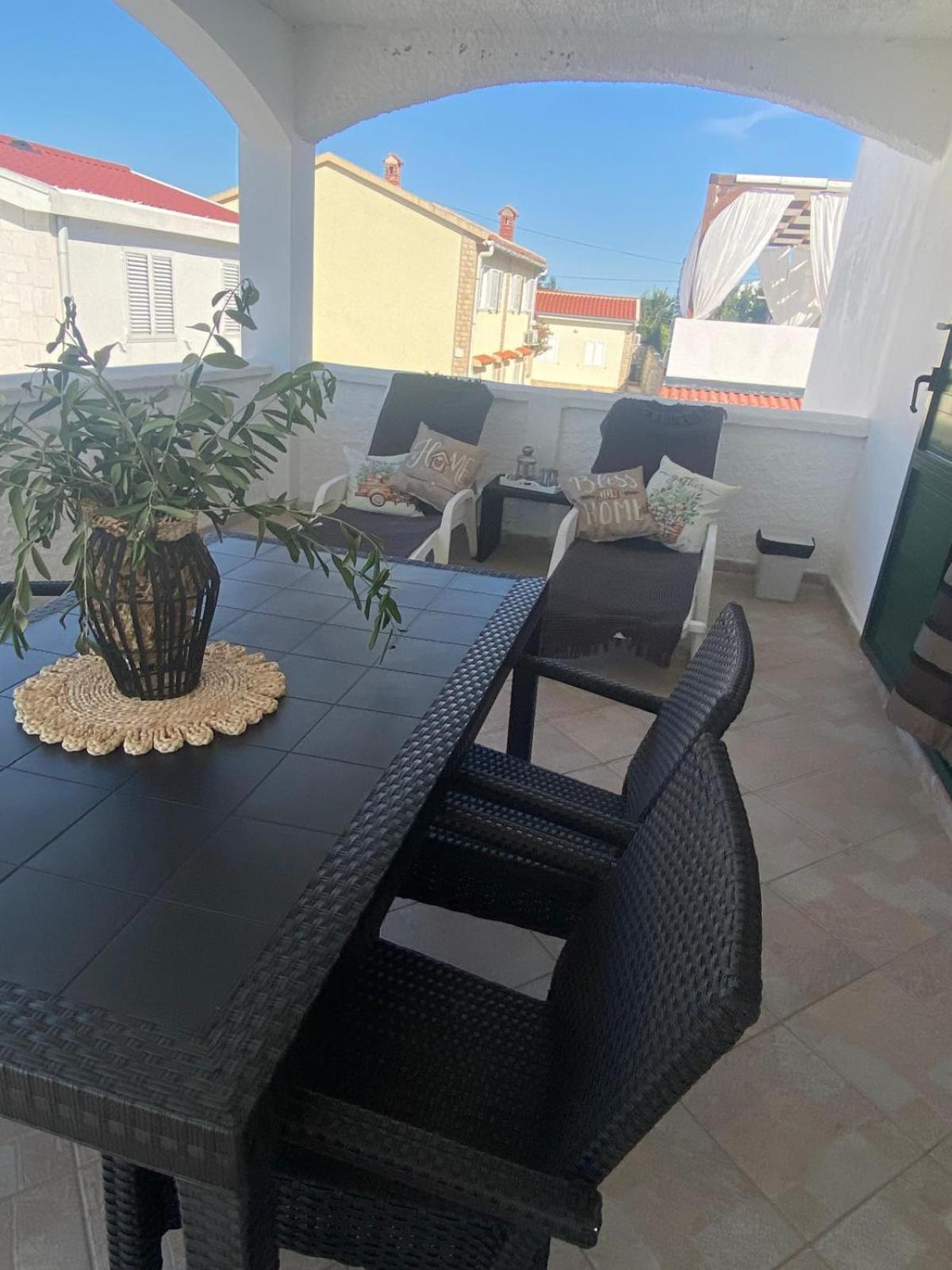 Oguic Apartman Pag Town Buitenkant foto
